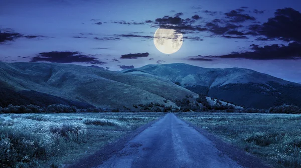 çayırlar gece dağda terk edilmiş yolda