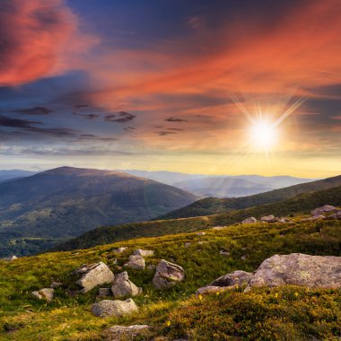 gün batımında beyaz kayalar ile dağ hillside
