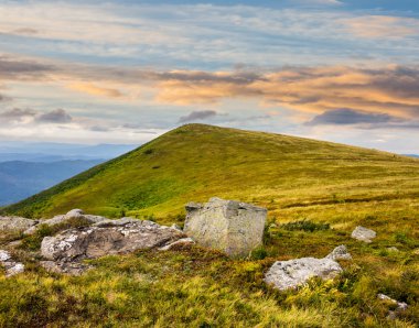 yamaca beyaz kayalar