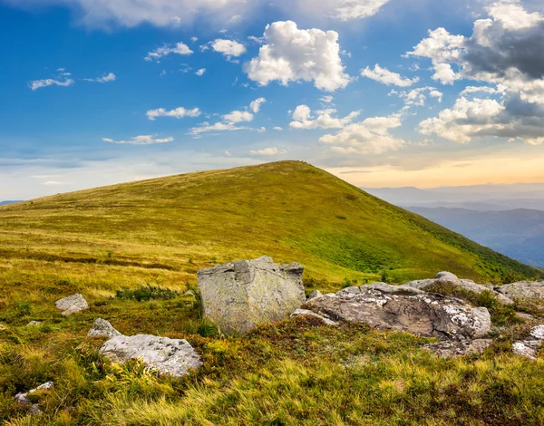 Weiße Felsbrocken am Hang bei Sonnenaufgang — Stockfoto