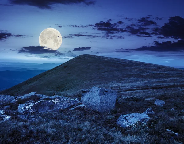Белые валуны на склоне холма ночью — стоковое фото