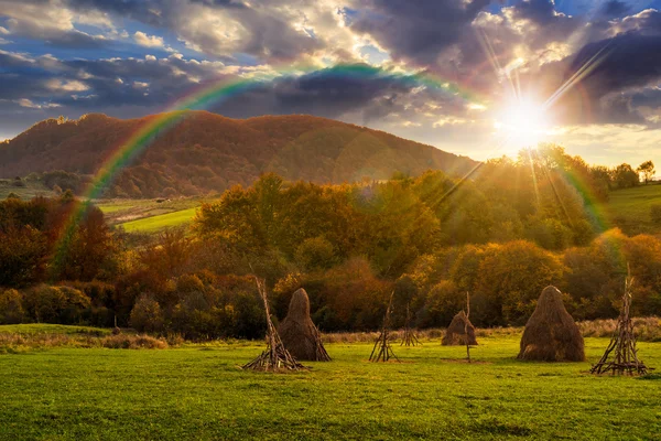 Campo agricolo in montagna al tramonto — Foto Stock