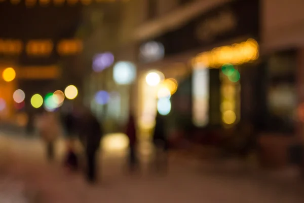 Gente moviéndose en la vieja ciudad invierno noche calle borrosa — Foto de Stock