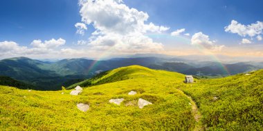 dağın tepesinde gündoğumu, taşları arasında yol