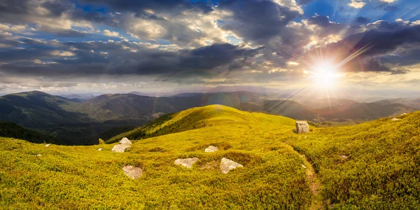 Caminho entre pedras no topo da montanha ao pôr do sol — Fotografia de Stock