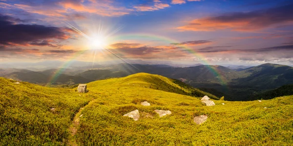 Путь между камнями на вершине горы на закате — стоковое фото