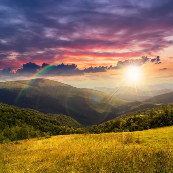 Prado em altas montanhas ao pôr do sol — Fotografia de Stock