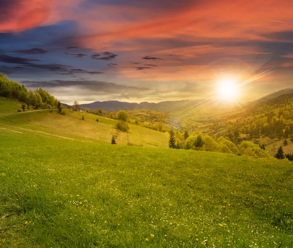 Gün batımında hillside çayır Köyü — Stok fotoğraf