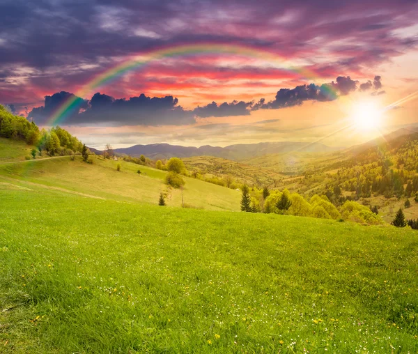 Gün batımında hillside çayır Köyü — Stok fotoğraf