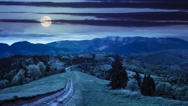 Weg door de weide op heuvel bij nacht — Stockfoto