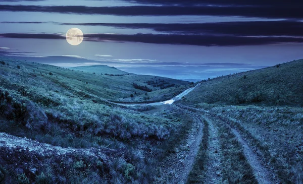 Sentiero attraverso prati di montagna di notte — Foto Stock