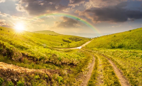 Sentiero attraverso prati di altopiano al tramonto — Foto Stock