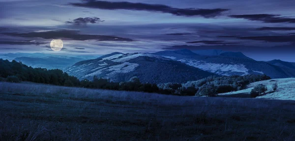 Prairie en haute montagne la nuit — Photo