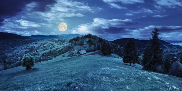 Geceleri dağlarda terk edilmiş ahır — Stok fotoğraf