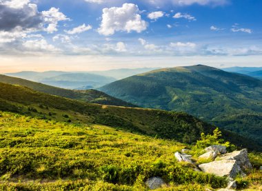 Hillside içinde yüksek dağlar, gündoğumu taş olan