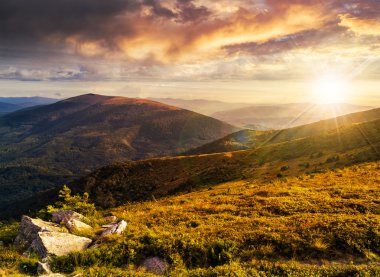 gün batımında yüksek dağlar taşlar ile Hillside