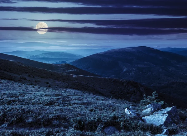 Hillside içinde geceleri yüksek dağlar taşlar ile — Stok fotoğraf