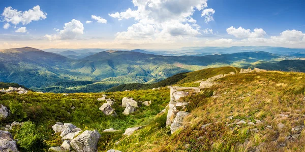 Pierres dans la vallée au sommet de la chaîne de montagnes — Photo