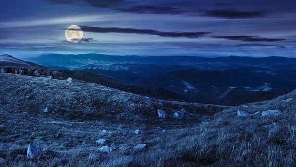 Steine im Tal auf dem Gipfel des Gebirges in der Nacht — Stockfoto