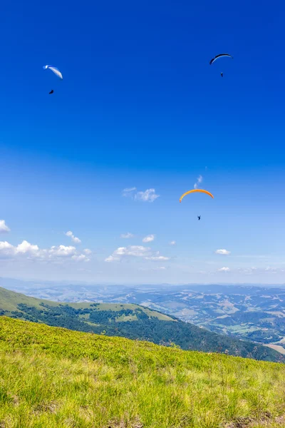 Paracaidismo extremo sobre las montañas — Foto de Stock