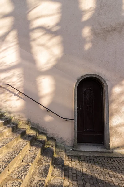 Passos para a porta na parede — Fotografia de Stock