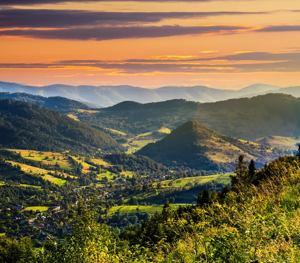 Village on hillside meadow — Stock Photo, Image