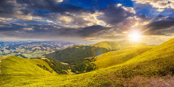 Prado verde de verano en panorama de montaña al atardecer —  Fotos de Stock