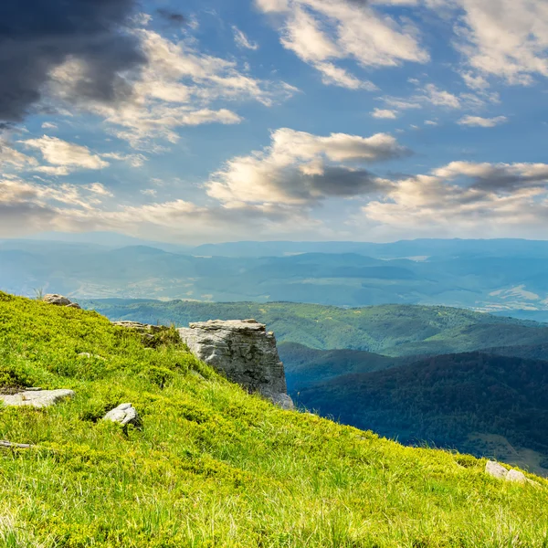 Felsbrocken am Rande des Berges — Stockfoto