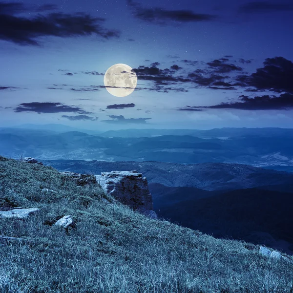 Massi alle pendici della montagna di notte — Foto Stock