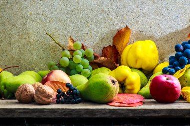 meyve ve yaprakları ahşap altlığı ile sonbahar natürmort