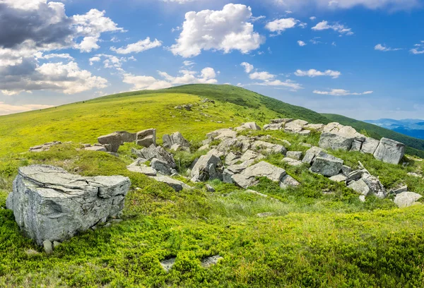 Witte keien op de heuvel — Stockfoto