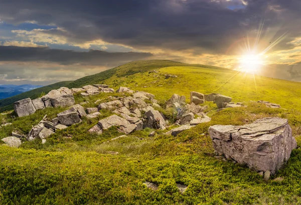 日落时，山坡上的白色巨石 — 图库照片