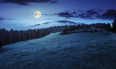 dağın tepesinde geceleri etrafında sis