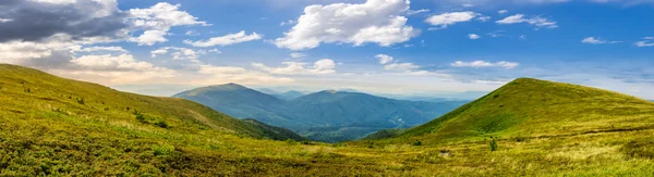 Panorama de colline avec des pierres en haute montagne — Photo