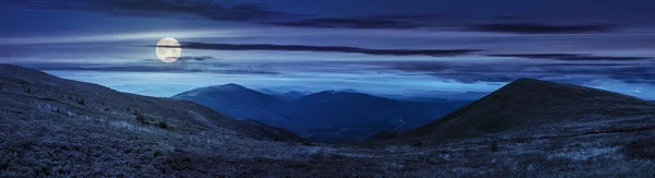 Panorama van de heuvel met stenen in hoge bergen nachts — Stockfoto
