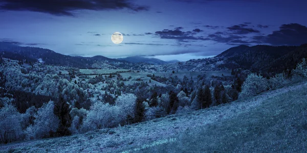 夜の山の斜面にある村 — ストック写真