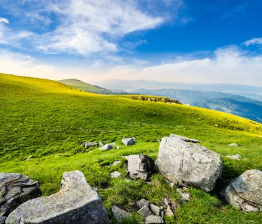 taşlar Vadisi Dağ sunrise, tepesinde