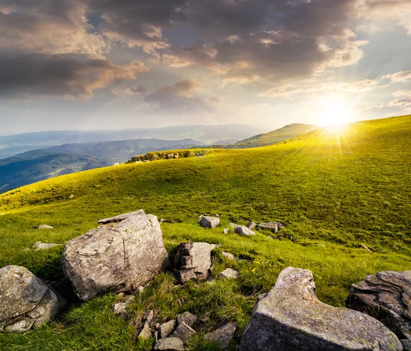 Stenen in vallei op de top van bergketen — Stockfoto