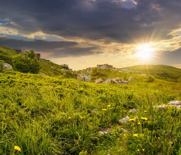 Stones in valley on hillside at sunset — 图库照片