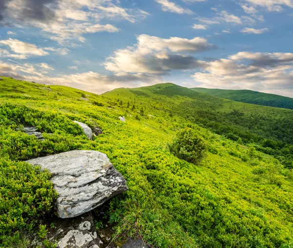 Stones in valley on top of mountain range at sunrise — Stock Photo, Image