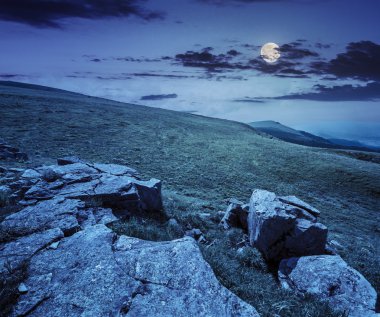 Geceleri yamaca beyaz kayalar