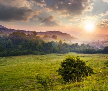 soğuk siste Dağları üzerinde sıcak gündoğumu