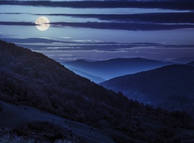 dağın tepesinde geceleri etrafında sis