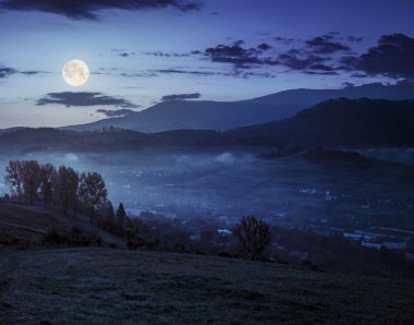 gece sonbahar dağlarda village yakınındaki çayır