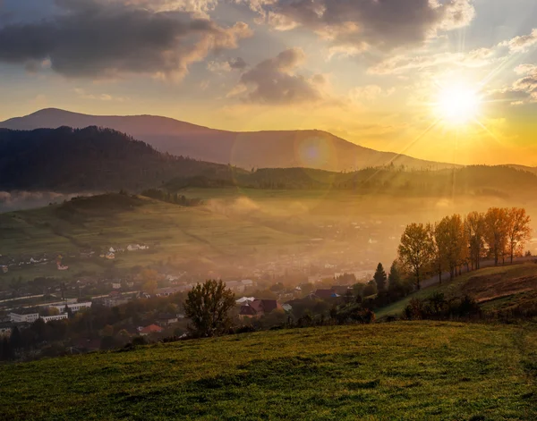 Wiese in der Nähe des Dorfes im Herbst Berge bei Sonnenuntergang — Stockfoto