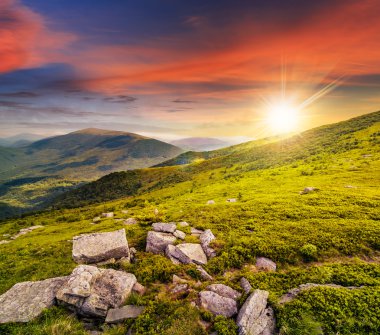gün batımında beyaz taşlarla Hillside