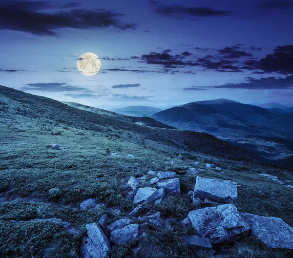 Collina con pietre bianche di notte — Foto Stock