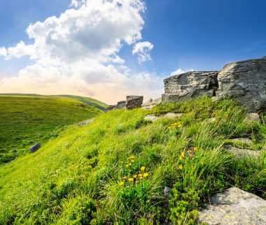 kayalar gündoğumu, yüksek dağlarda yamaca