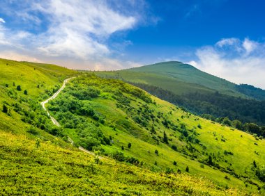hillside gündoğumu, yüksek dağlarda yolda
