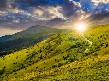 hillside batımında yüksek dağlarda yolda